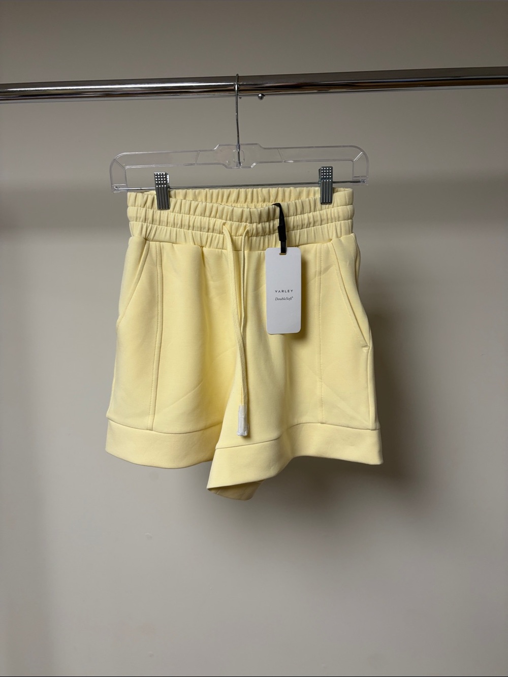 Varley atrium high rise short 4.5” anise flower